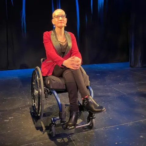 38488060-10a1-11f0-9aa4-254a91e4e856 38488060-10a1-11f0-9aa4-254a91e4e856 BBC A woman sits in a wheelchair on a stage with a curtain in the background and a spotlight above her. 'i could live 30 years but plan to die': how assisted dying law is dividing canadians 'I could live 30 years but plan to die': How assisted dying law is dividing Canadians 38488060 10a1 11f0 9aa4 254a91e4e856