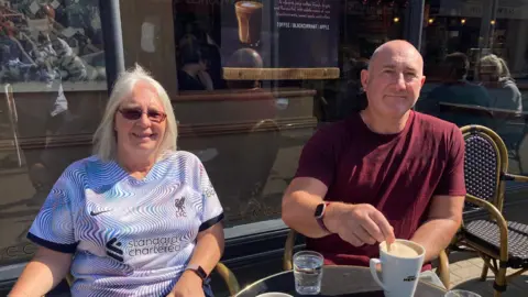 50935840-269d-11f0-b6a5-5b4a712b1b63 50935840-269d-11f0-b6a5-5b4a712b1b63 Susan and Wayne Thirwell sit at an outdoor table at a coffee shop both smiling at the camera cash has benefits, say wiltshire small businesses Cash has benefits, say Wiltshire small businesses 50935840 269d 11f0 b6a5 5b4a712b1b63