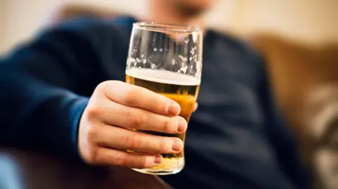 7dae7550-37bc-11f0-9e4d-b7a43daeff47 7dae7550-37bc-11f0-9e4d-b7a43daeff47 Getty Images A man's hand holding a pint glass filled with beer Thousands could unknowingly have alcohol brain damage 7dae7550 37bc 11f0 9e4d b7a43daeff47