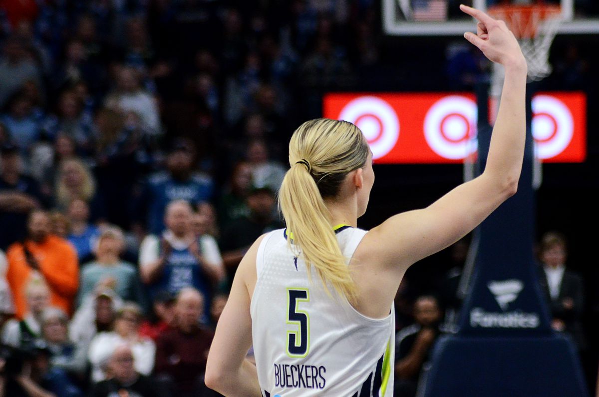 Dallas Wings rookie Paige Bueckers motions to a teammate at the Target Center on Wednesday, May 21, 2025, while playing against the Minnesota Lynx. in her return to minnesota, victory eludes paige bueckers as she reaches a wnba milestone In her return to Minnesota, victory eludes Paige Bueckers as she reaches a WNBA milestone TMN 1988