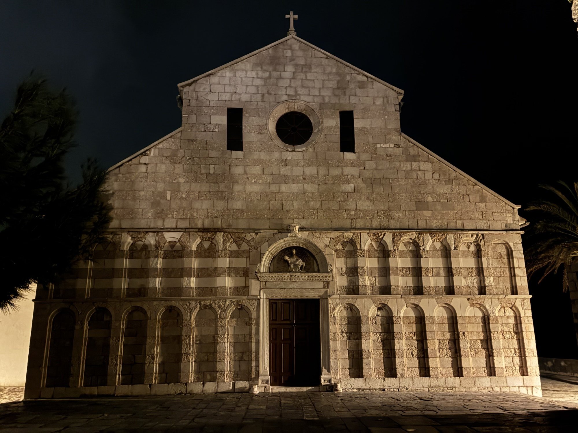 images-6 images-6 Old church photographed at night using iPhone 16e The battle of the mid-range phones: Google Pixel 9a vs. iPhone 16e The battle of the mid-range phones: Google Pixel 9a vs. iPhone 16e images 6