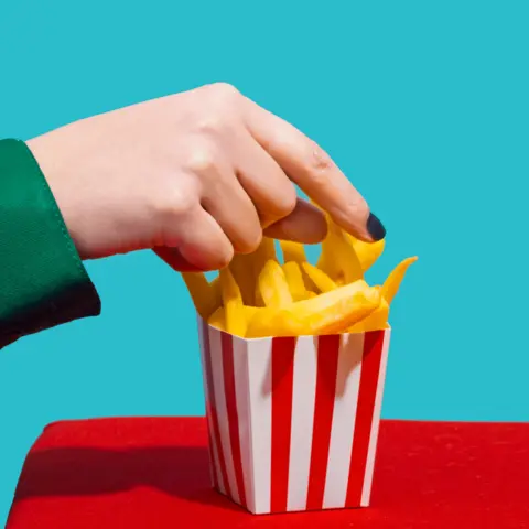 419404e0-3d6b-11f0-bace-e1270fc31f5e 419404e0-3d6b-11f0-bace-e1270fc31f5e Getty Images Hand picking French fries from a box People say coke and fries are helping their migraines – but there's a twist 419404e0 3d6b 11f0 bace e1270fc31f5e