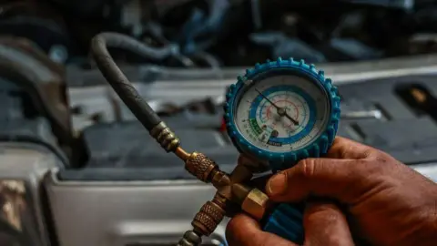 49345a40-1f5e-11f0-8c64-4b4ab8aefa30 49345a40-1f5e-11f0-8c64-4b4ab8aefa30 Getty Images A pressure gauge is used to check the refrigerant levels in a car's air conditioning Why we need 'revolutionary' cooling tech 49345a40 1f5e 11f0 8c64 4b4ab8aefa30