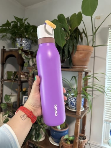 images-3 images-3 A person holding the FreeSip Twist Theres no better emotional support water bottle than Owalas FreeSip images 3