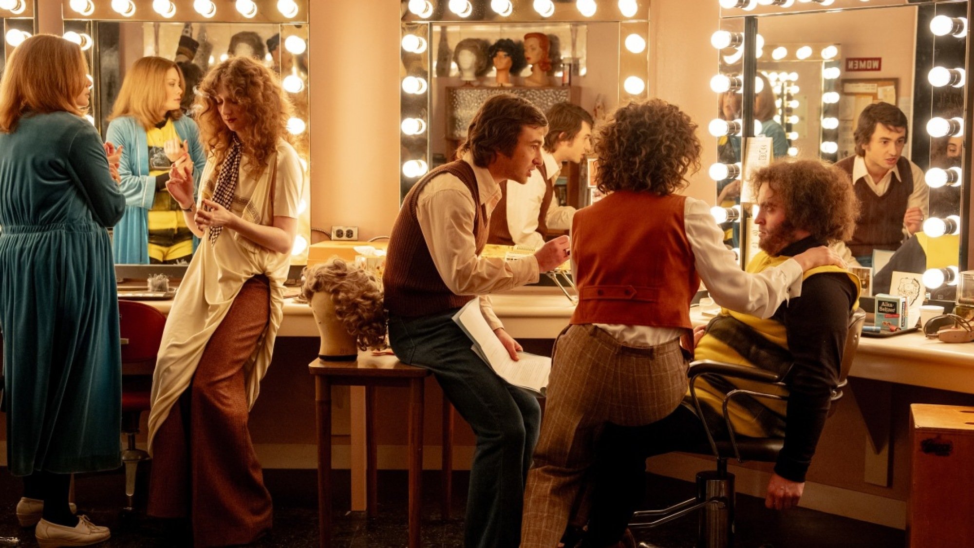 images-352 images-352 Gilda Radner (Ella Hunt), Jane Curtain (Kim Matula), Dick Ebersol (Cooper Hoffman), Rosie Shuster (Rachel Sennott), Garrett Morris (Lamorne Morris), Alan Zweibel (Josh Brener), and Lorne Michaels (Gabriel LaBelle) star in "Saturday Night." The best comedies streaming on Netflix right now images 352