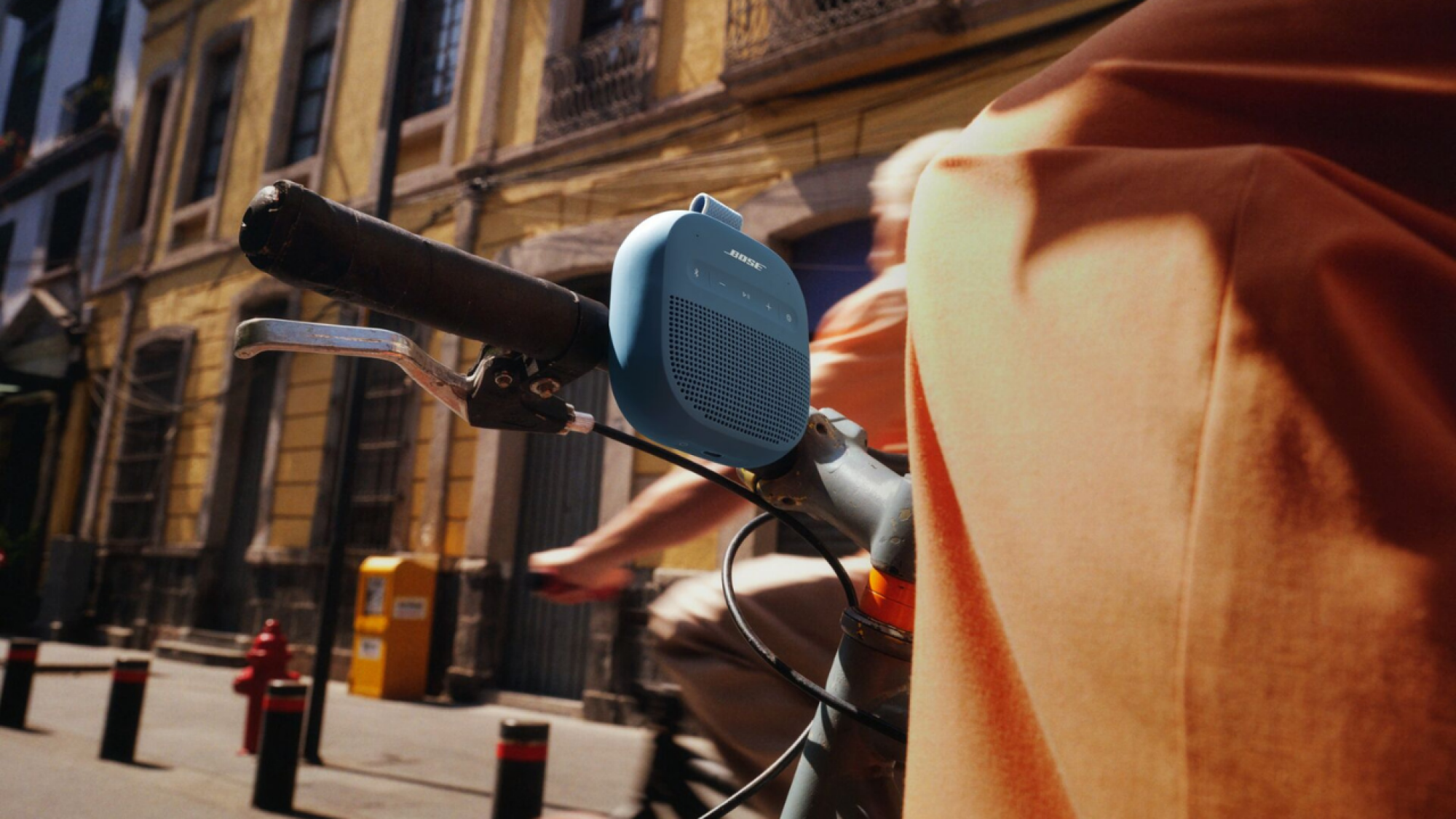 images-5 images-5 blue Bose SoundLink Micro speaker clipped to a bike handlebar Bose introduces new QuietComfort earbuds, SoundLink speakers, and a summery yellow colorway images 5