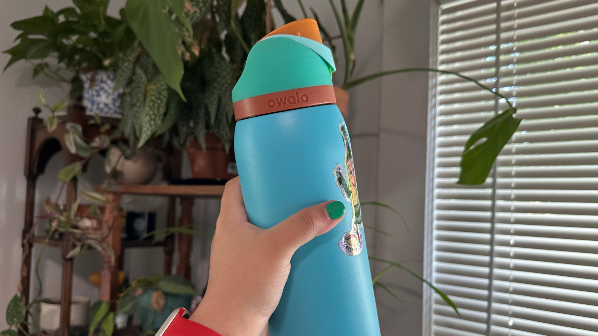 images-6 images-6 A person's hand holding the Owala FreeSip Theres no better emotional support water bottle than Owalas FreeSip images 6