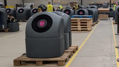 4fddeeb0-5cc6-11f0-a40e-a1af2950b220 4fddeeb0-5cc6-11f0-a40e-a1af2950b220 Chris Baraniuk An Octopus heat pump; from the outside a large dark grey plastic box. Heat pump makers are ready for a rush: Will customers come? 4fddeeb0 5cc6 11f0 a40e a1af2950b220