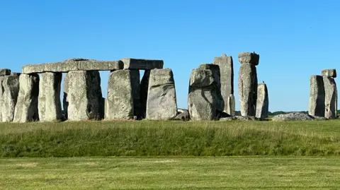598ae780-bd55-11ef-bef2-3bd03e619b16 598ae780-bd55-11ef-bef2-3bd03e619b16 Stonehenge under a blue sky with grass in front. British Bulldogs to mobile phones – your banknote redesign ideas 598ae780 bd55 11ef bef2 3bd03e619b16
