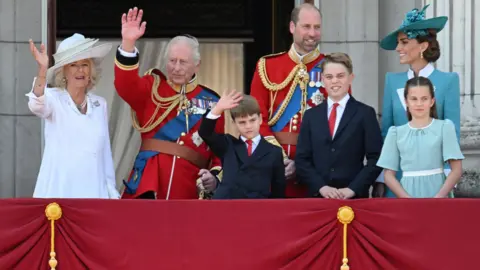 Royal family on the balcony of Buckingham Palace  Royal train to be cut in Palace cost-saving measure 7f846ff0 55db 11f0 a3bc 597520cbf00f