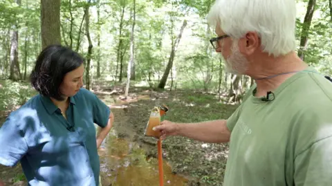 9dd2a020-5c9e-11f0-b8c6-458cd8075fd5 9dd2a020-5c9e-11f0-b8c6-458cd8075fd5 Gordon Rogers showing a water sample to the BBC's Michelle Fleury 'I can't drink the water' – life next to a US data centre 9dd2a020 5c9e 11f0 b8c6 458cd8075fd5