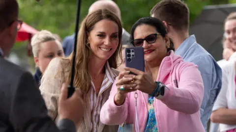 b62d9db0-5748-11f0-8336-adbec68af00b b62d9db0-5748-11f0-8336-adbec68af00b Reuters The princess posed for selfies on the visit to the hospital in Colchester Catherine talks candidly of 'life-changing' cancer treatment b62d9db0 5748 11f0 8336 adbec68af00b
