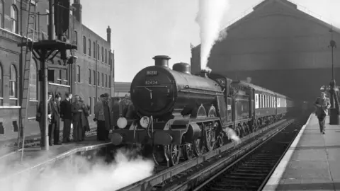 e49452e0-5827-11f0-988d-abc8933015ea e49452e0-5827-11f0-988d-abc8933015ea SSPL/Getty Images Pullman train, hauled by a H2 class 4-4-2 locomotive number 32424 at Brighton station, West Sussex, by E D Bruton, 5 October 1952 British Bulldogs to mobile phones – your banknote redesign ideas e49452e0 5827 11f0 988d abc8933015ea