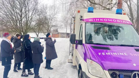 e8315f40-5b26-11f0-9951-03cac9e121a9 e8315f40-5b26-11f0-9951-03cac9e121a9 Serhii Baksheiev Five women warmly wrapped up in thick coats and hats stand in the snow outside the mobile clinic. The doctor fighting for women's health on Ukraine's front line e8315f40 5b26 11f0 9951 03cac9e121a9
