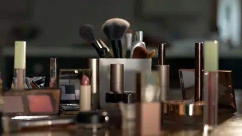fc553bf0-5be8-11f0-b5c5-012c5796682d fc553bf0-5be8-11f0-b5c5-012c5796682d Makeup products, including mascara, eyeshadow, lipgloss and brushes, spread out on a table Latin makeup labels put people with allergies 'at risk' fc553bf0 5be8 11f0 b5c5 012c5796682d